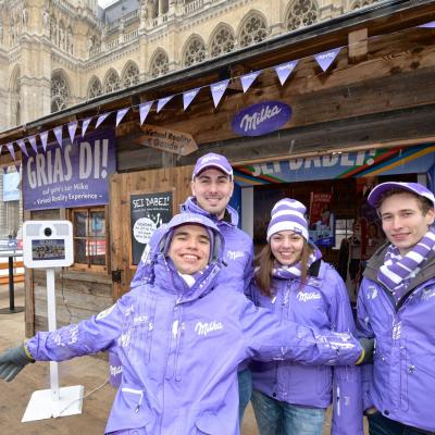 Milka Promotion Team vor Holzhütte bei Wiener Eistraum