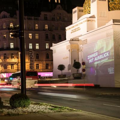 Projektion mit Werbung für Wizz Air auf Fassade in Großstadt in der Nacht