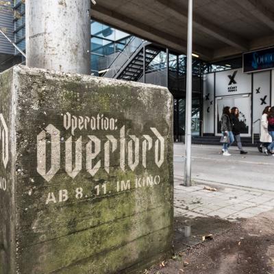 Filmwerbung auf Straße, Schriftzug für Conatsnatin Film Overlord