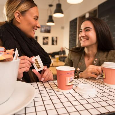 Kaffeebecher zum Mitnehmen rosa mit Werbung für Manner