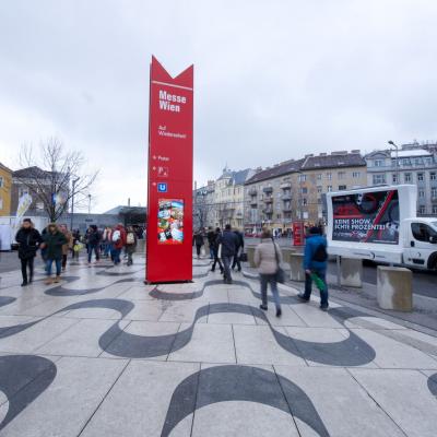 16 Bogen Plakat auf weissem Auto mit Werbung für Toyota im Großstadtverkehr