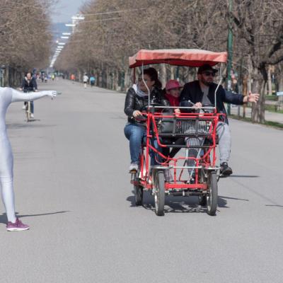 Sportler im Prater erhalten von Promotoren in silbernen Overalls Produktproben von Magnofit