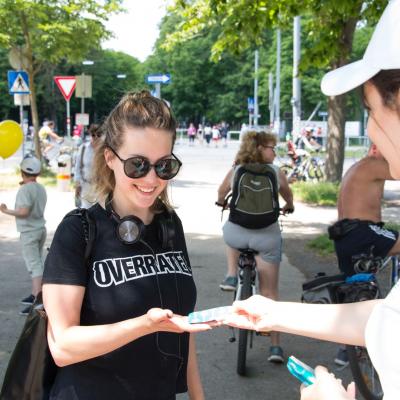 Promotoren verteilen im Prater an Sportler Produktproben von Compeed