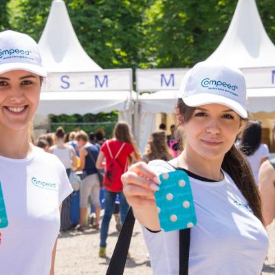 Promotoren verteilen im Prater an Sportler Produktproben von Compeed