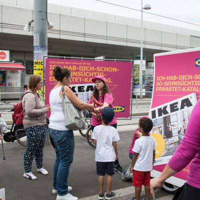 Promotoren verteilen in Fußgängerzone Ikea Katalog mit mobilen Rädern