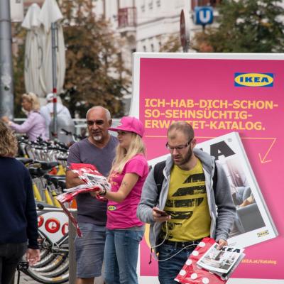 Promotoren verteilen in Fußgängerzone Ikea Katalog mit mobilen Rädern