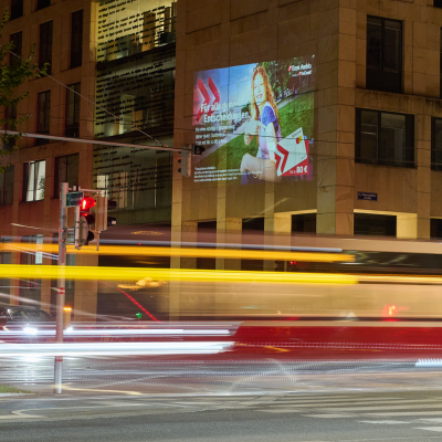 boomerang.at - Mobile DOOH Projektion - Bank Austria