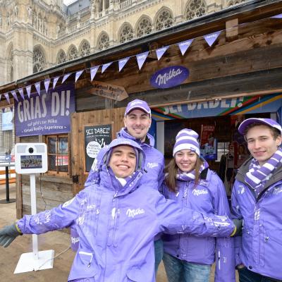 Eine Gruppe Milka Promoter:innen