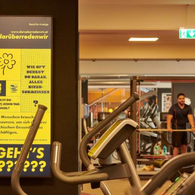 Digitaler Werbescreen im Fitnessstudio