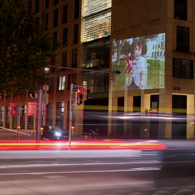 Boomerang.at - Mobile DOOH Projektion - Bank Austria